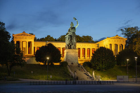 Deutschland, Bayern, München, Ruhmeshalle und Bavaria-Statue in der Abenddämmerung - MAMF02089
