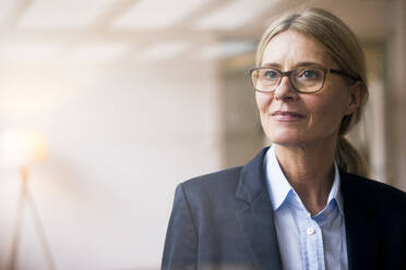 Selbstbewusste Geschäftsfrau mit Brille im Büro - JOSEF08070