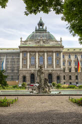 Deutschland, Bayern, München, Neptunbrunnen vor dem Justizpalast - MAMF02091