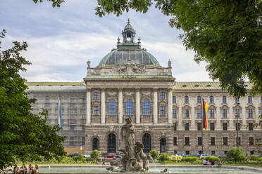 Deutschland, Bayern, München, Neptunbrunnen vor dem Justizpalast - MAMF02092