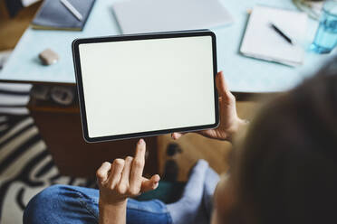 Woman using tablet PC at home - BSZF02005