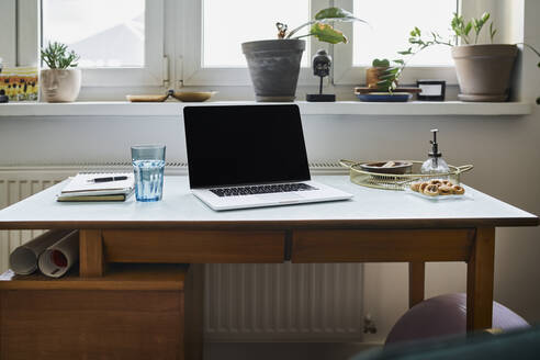 Laptop auf dem Schreibtisch zu Hause - BSZF02017