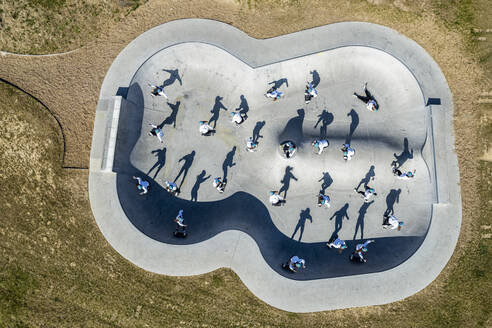 Junge Frau beim Skateboarden auf der Pumptrack - STSF03161