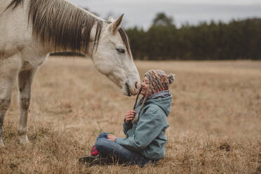 Glückliches Teenager-Mädchen vor einem Pferd - CAVF95843