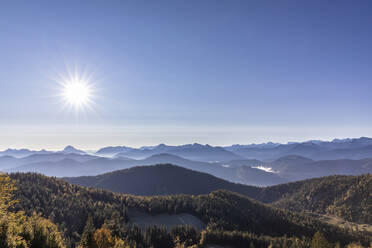 Blick auf die Bayerischen Voralpen bei nebligem Sonnenaufgang - FOF13028