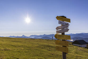 Wegweiser in den Bayerischen Voralpen bei nebligem Sonnenaufgang - FOF13035