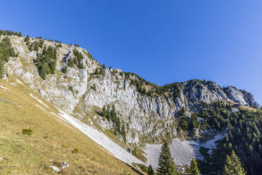 Klarer Himmel über Gipfeln in den Bayerischen Voralpen - FOF13038