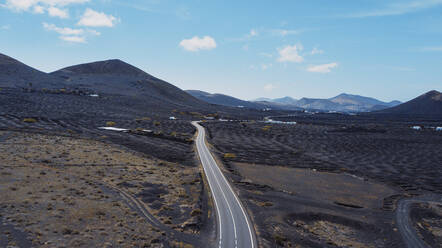 Spanien, Lanzarote, Luftaufnahme der Autobahn, die durch den Weinberg der Bodega La Geria führt - SIPF02809