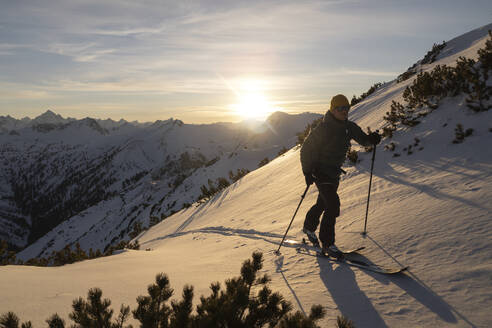 Mann mit Skistock auf verschneitem Berg - MALF00395