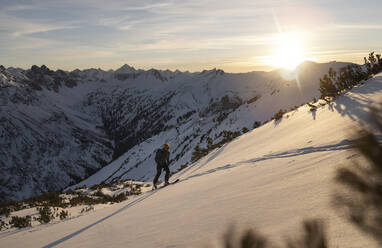 Mann geht auf schneebedecktem Berg - MALF00396