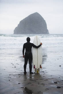Surferin auf der Suche nach Wellen in Coastal Oregon - CAVF95923
