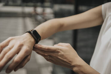 Young woman showing smart watch on sunny day - MFF08983