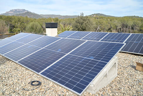 Sonnenkollektoren auf dem Dach des Hauses installiert - VEGF05545