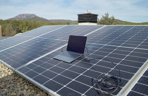 Laptop mit Kabel an Solarzellen angeschlossen - VEGF05557