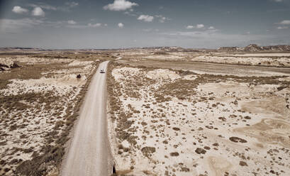 Geländewagen auf der Straße im Wüstengebiet an einem sonnigen Tag - SSCF01086