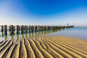 Niederlande, Zeeland, Buhne am sandigen Küstenstrand der Halbinsel Walcheren - THAF03060