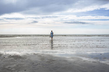 Mädchen im Wasser stehend am Strand - OJF00499