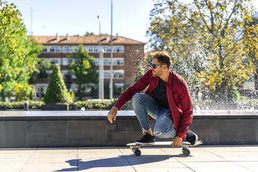 Junger Skater genießt sein Skateboard in der Stadt - CAVF95974