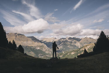 Rückenansicht eines jungen Wanderers mit Blick auf die hohen Berge der Pyrenäen. - CAVF95978