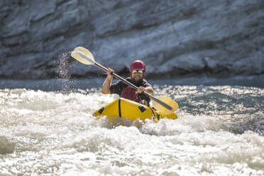 Mann paddelt durch Wildwasser auf dem Kootney River, B.C. - CAVF95992