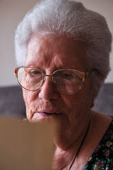 Kaukasische ältere Frau liest melancholisch alte Briefe. - CAVF96155