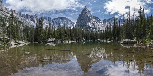 Lone Eagle Peak spiegelt sich im glasigen Teich - CAVF96160