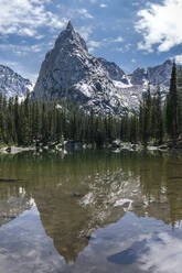 Lone Eagle Peak spiegelt sich im glasigen Teich - CAVF96161