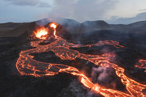 Glühende, fließende vulkanische Lava in der Draufsicht - CAVF96170