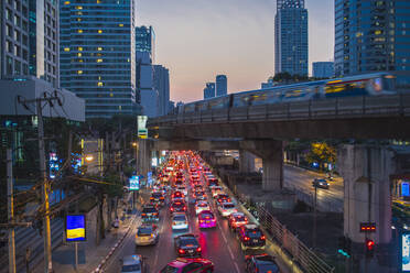 Belebte Straße in Bangkoks Stadtteil Sathorn - CAVF96181