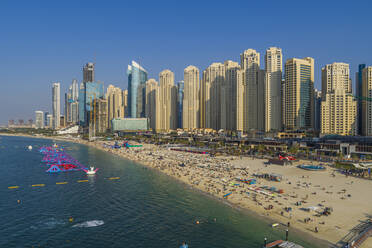 Luftaufnahme der Skyline von Dubai entlang der Küstenlinie und des Strandes, Dubai, Vereinigte Arabische Emirate. - AAEF14286