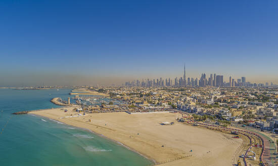 Luftaufnahme von Menschen, die sich im Sommer am Strand entlang der Küste entspannen, Dubai, Vereinigte Arabische Emirate. - AAEF14291