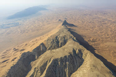 Luftaufnahme von Fossil Rock in der Wüste, Dubai, Vereinigte Arabische Emirate. - AAEF14293