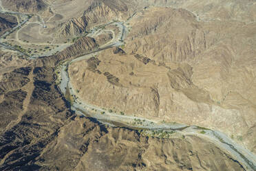 Luftaufnahme von Wadi Shawqa, einer Schlucht zwischen den felsigen Hügeln in Ras al-Khaimah, Vereinigte Arabische Emirate. - AAEF14294