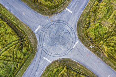 Luftaufnahme einer leeren Straße mit Kreisverkehr, Palm Bay, Florida, Vereinigte Staaten. - AAEF14313
