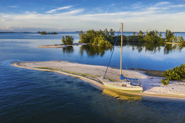 Luftaufnahme eines Segelboots, das am Ufer des Indian River, Sebastian Oaks, Florida, Vereinigte Staaten, angedockt ist. - AAEF14316