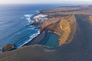 Luftaufnahme von El Lago Verde, einer schönen Bucht mit grünem See entlang der Küste, Yaiza, Lanzarote, Kanarische Inseln, Spanien. - AAEF14332