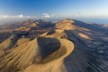 Luftaufnahme der Caldera Riscada und der vulkanischen Formation bei Sonnenuntergang auf der Insel Lanzarote, Kanarische Inseln, Spanien. - AAEF14334