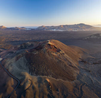 Luftaufnahme der Montanas del Fuego, einer vulkanischen Formation im Timanfaya-Nationalpark, Lanzarote, Kanarische Inseln, Spanien. - AAEF14336