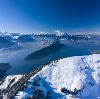Luftaufnahme des Vierwaldstattersees im Winter mit Schnee, ein See zwischen der Schweiz und der italienischen Grenze. - AAEF14345