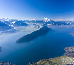 Luftaufnahme des Vierwaldstattersees im Winter mit Schnee, ein See zwischen der Schweiz und der italienischen Grenze. - AAEF14346