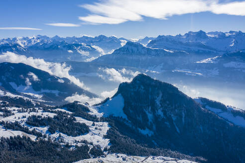 Luftaufnahme des Vierwaldstattersees im Winter mit Schnee, ein See zwischen der Schweiz und der italienischen Grenze. - AAEF14347