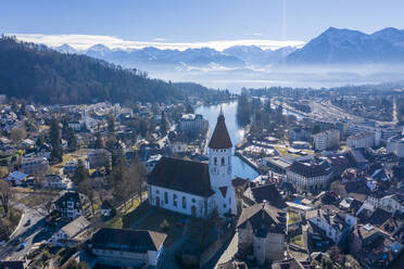 Luftaufnahme von Oberhofen am Thunersee, einer kleinen Stadt mit Schloss am Thunersee, Bern, Schweiz. - AAEF14350