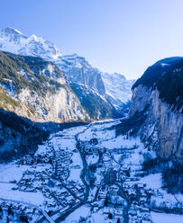 Luftaufnahme von Leuterbrunnen, einer kleinen Stadt in den Schweizer Alpen, Bern, Schweiz. - AAEF14352