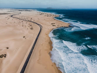 Luftaufnahme von Playa del Moro und Dunas de Corralejo, Fuerteventura, Kanarische Inseln, Spanien, Atlantik, Europa - RHPLF21753