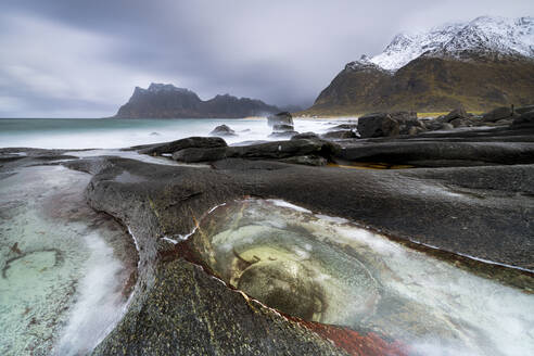 Die Felsformation Eye ist eine Touristenattraktion in der wilden Landschaft von Uttakleiv, Leknes, Vestvagoy, Lofoten, Norwegen, Skandinavien, Europa - RHPLF21763