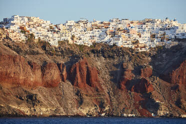 Fira im Licht der frühen Morgensonne, Santorin, Kykladen, Griechische Inseln, Griechenland, Europa - RHPLF21770