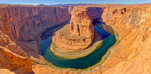 Klassischer Panoramablick auf Horseshoe Bend nördlich des touristischen Aussichtspunkts bei Page, Arizona, Vereinigte Staaten von Amerika, Nordamerika - RHPLF21772