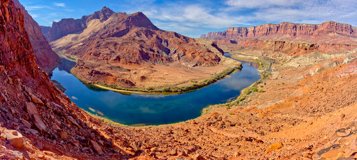 Biegung des Colorado River bei Lee's Ferry, Glen Canyon Recreation Area, Vermilion Cliffs National Monument im Hintergrund, Arizona, Vereinigte Staaten von Amerika, Nordamerika - RHPLF21776