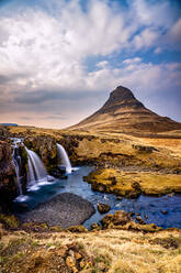 Der Kirkjufell-Wasserfall bei Sonnenaufgang, Snaefellsnes-Halbinsel, Westisland, Polarregionen - RHPLF21781