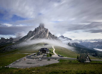 Morgennebel, Langzeitbelichtung, am Passo Giau mit dem Berg Ra Gusela im Nebel, Cortina d'Ampezzo, Dolomiten, Italien, Europa - RHPLF21786